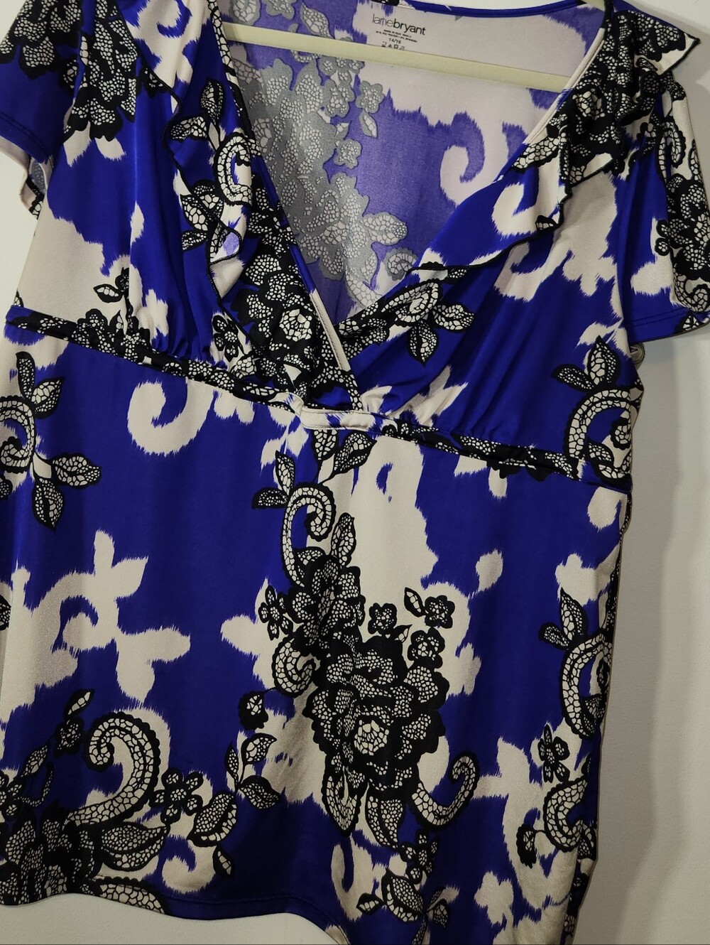 💙🤍Blue-Indigo & White Floral Wrap-Style Top. Lane Bryant. 14/16